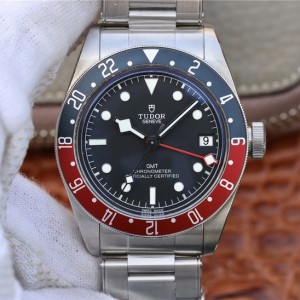 ZF帝舵碧湾系列之格林尼治型腕表。以传统设计融合格林尼治“红蓝”经典，成就此复古运动的腕上佳品。